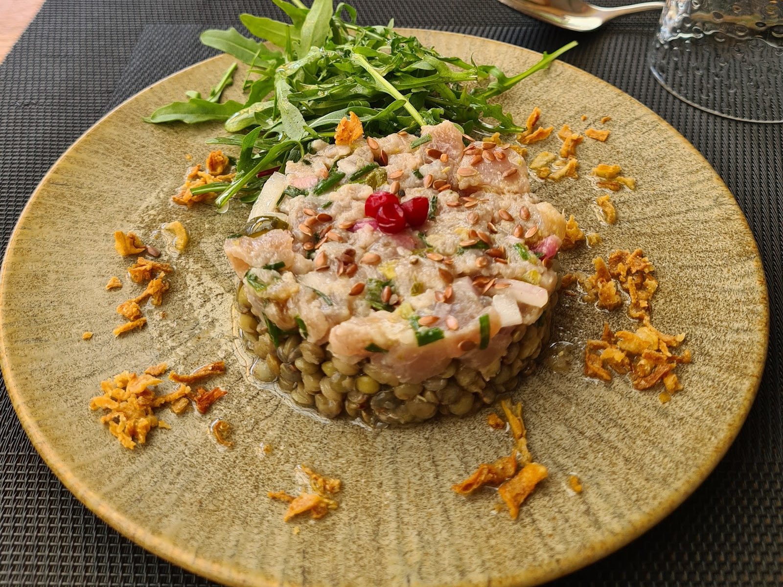 Restaurant LA TRIBU. Ouvert du lundi au SAMEDI MIDI!! 🤩 Terrasse en extérieur et intérieur côté jardin, restaurant à Angers